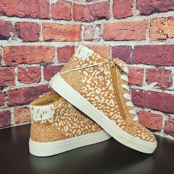 Universal Thread Shoes - Tan and White Canvas Sneakers with Paisley Print